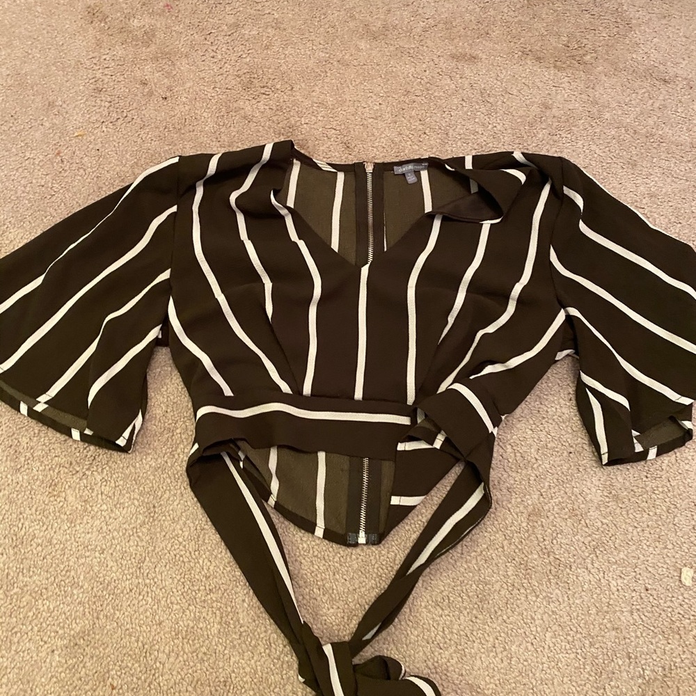 green & white cropped v neck